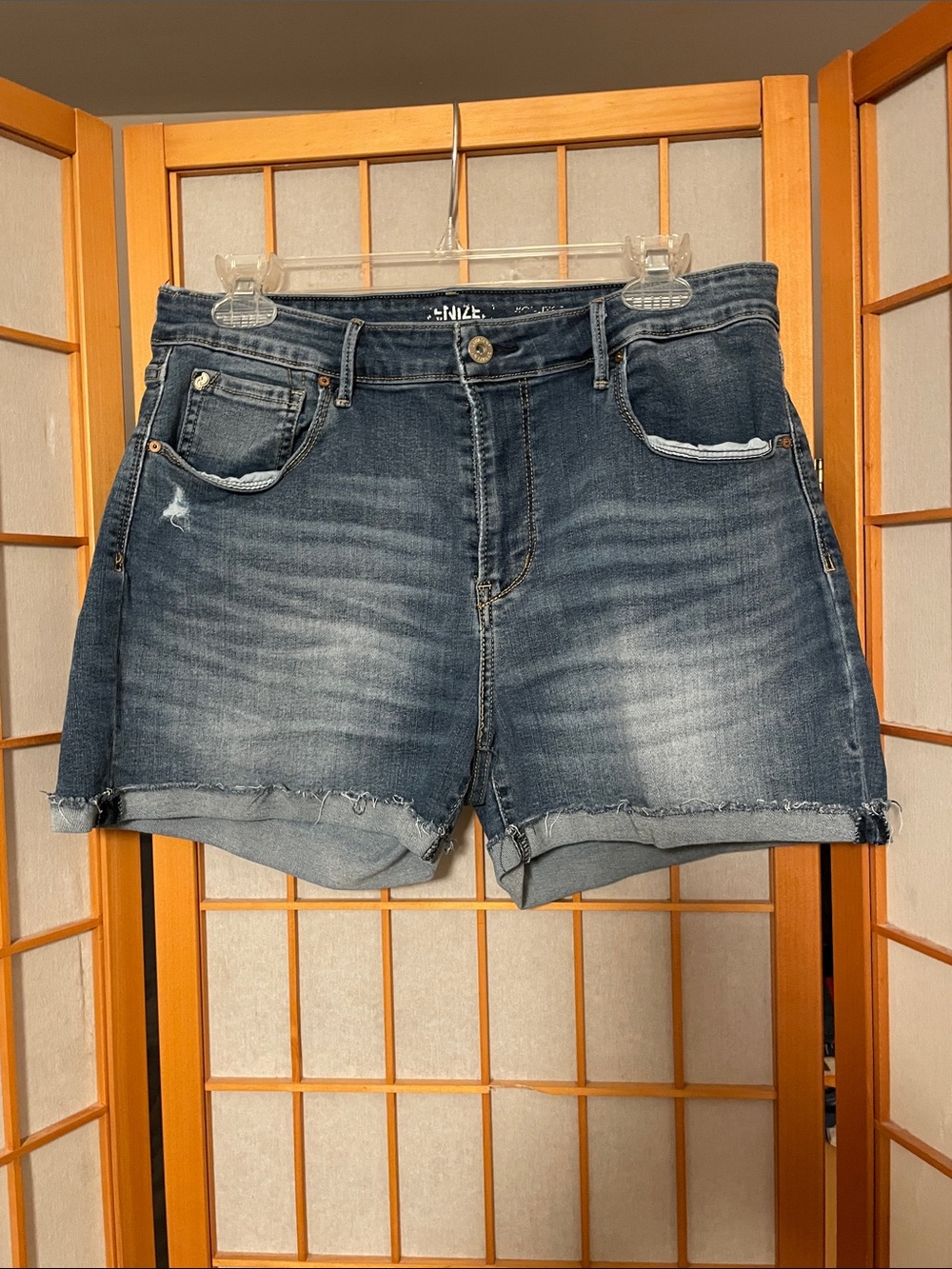 DENIZEN from Levi’s Women’s Medium Wash Denim Shorts Frayed Hem Size 12-W31